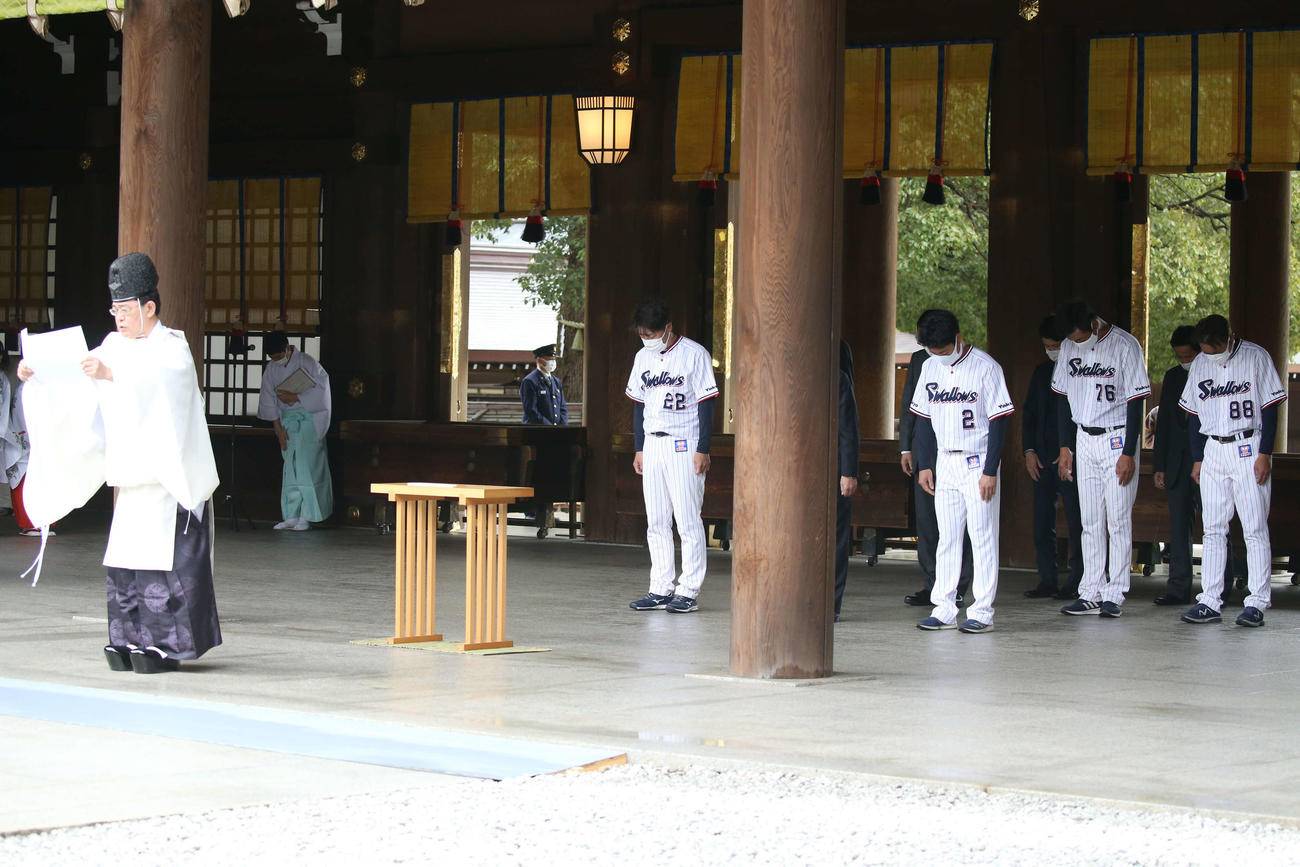 明治神宮を参拝するヤクルト高津監督（左）、中村（中央）ら首脳陣たち