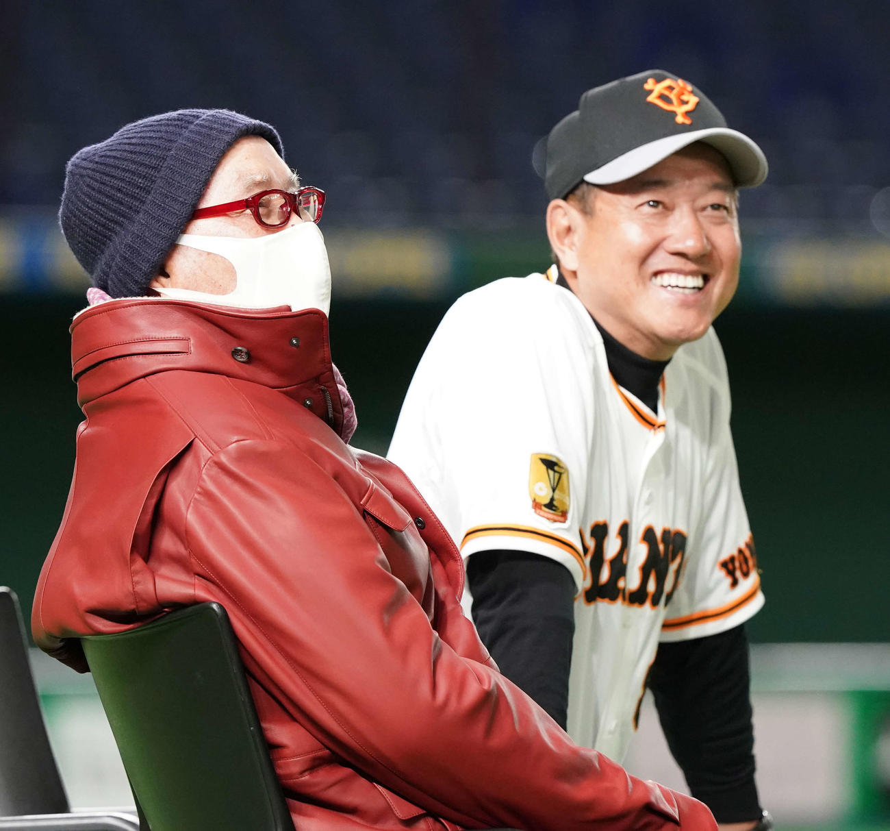 巨人練習を視察した長嶋終身名誉監督（左）。右は原監督（撮影・江口和貴）