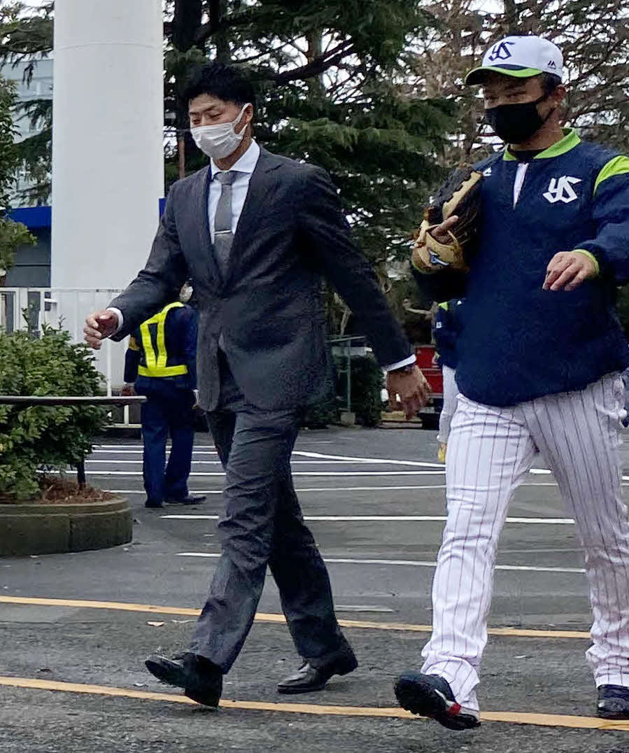 トレード発表から一夜明け、ヤクルトの選手たちへあいさつに訪れた広岡（左）（撮影・湯本勝大）