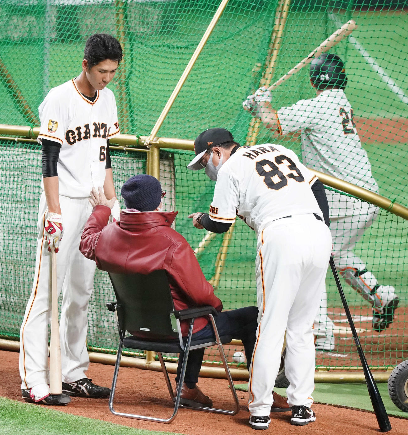 巨人長嶋終身名誉監督（中央）からの助言を聞く秋広。右は原監督（撮影・江口和貴）