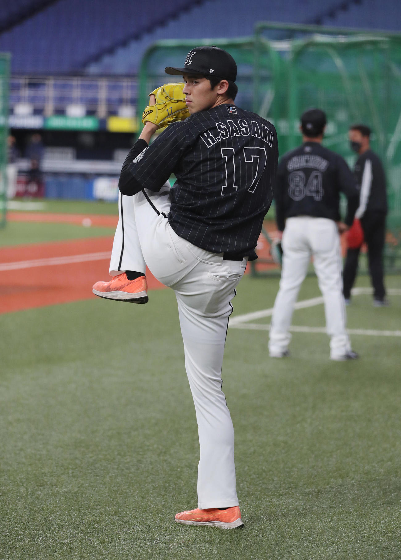 オリックス対ロッテ　1軍に合流しキャッチボールするロッテ佐々木朗希（撮影・前田充）
