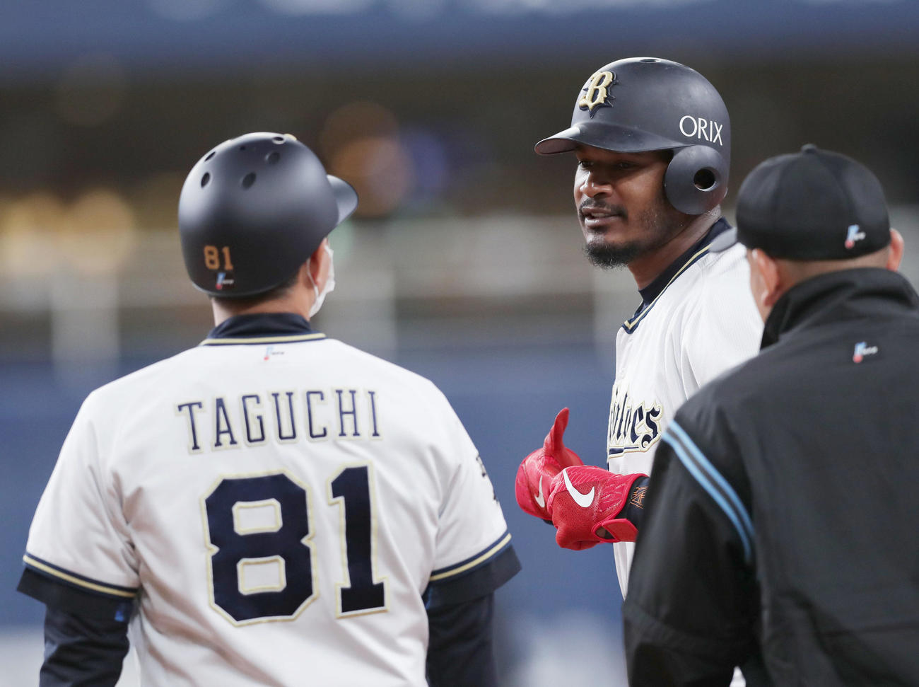 オリックス対ロッテ　2回裏オリックス無死二塁、先制の中前適時打を放ち、田口コーチ（左）と言葉を交わすジョーンズ（撮影・前田充）