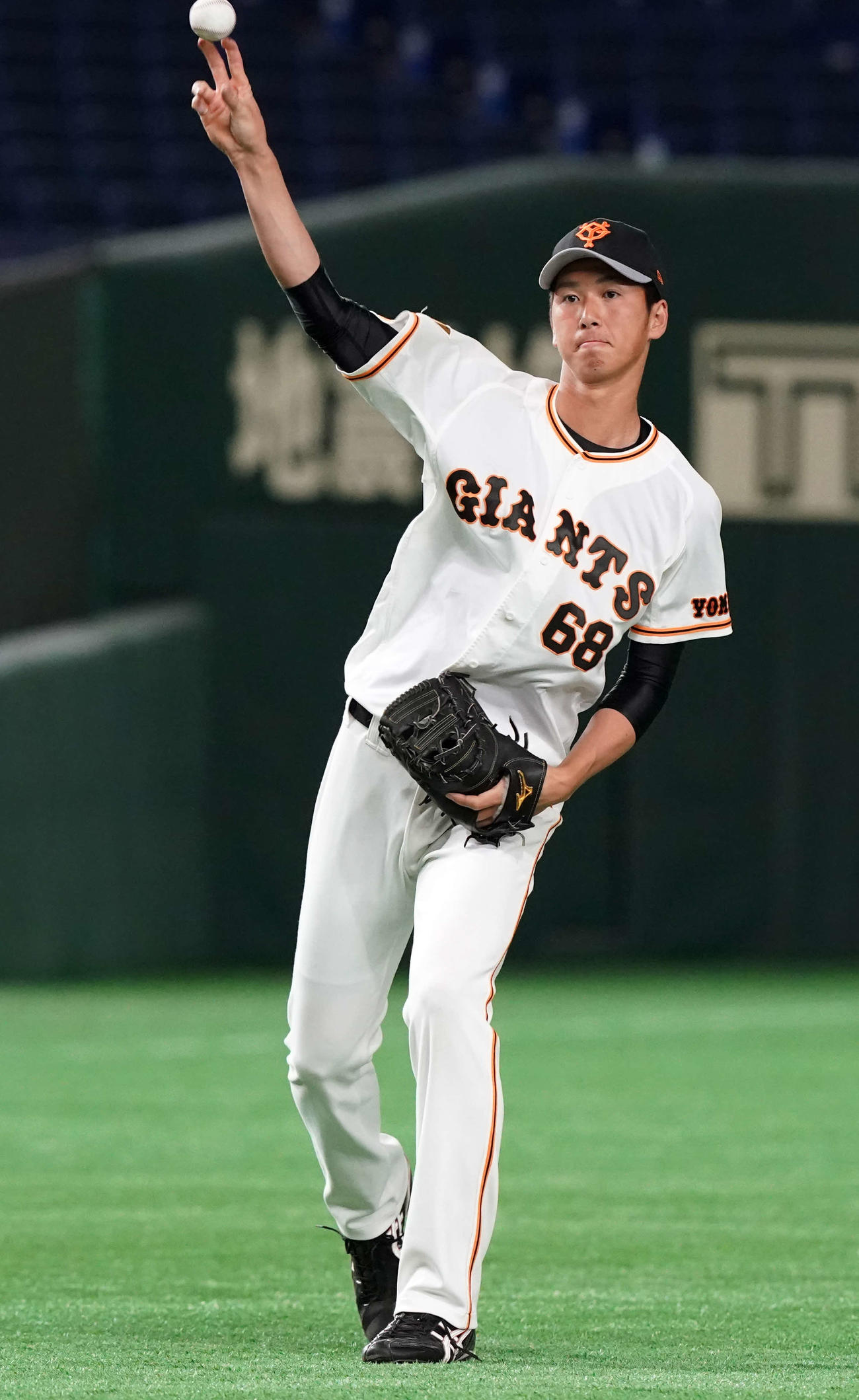 キャッチボールする巨人秋広（撮影・江口和貴）
