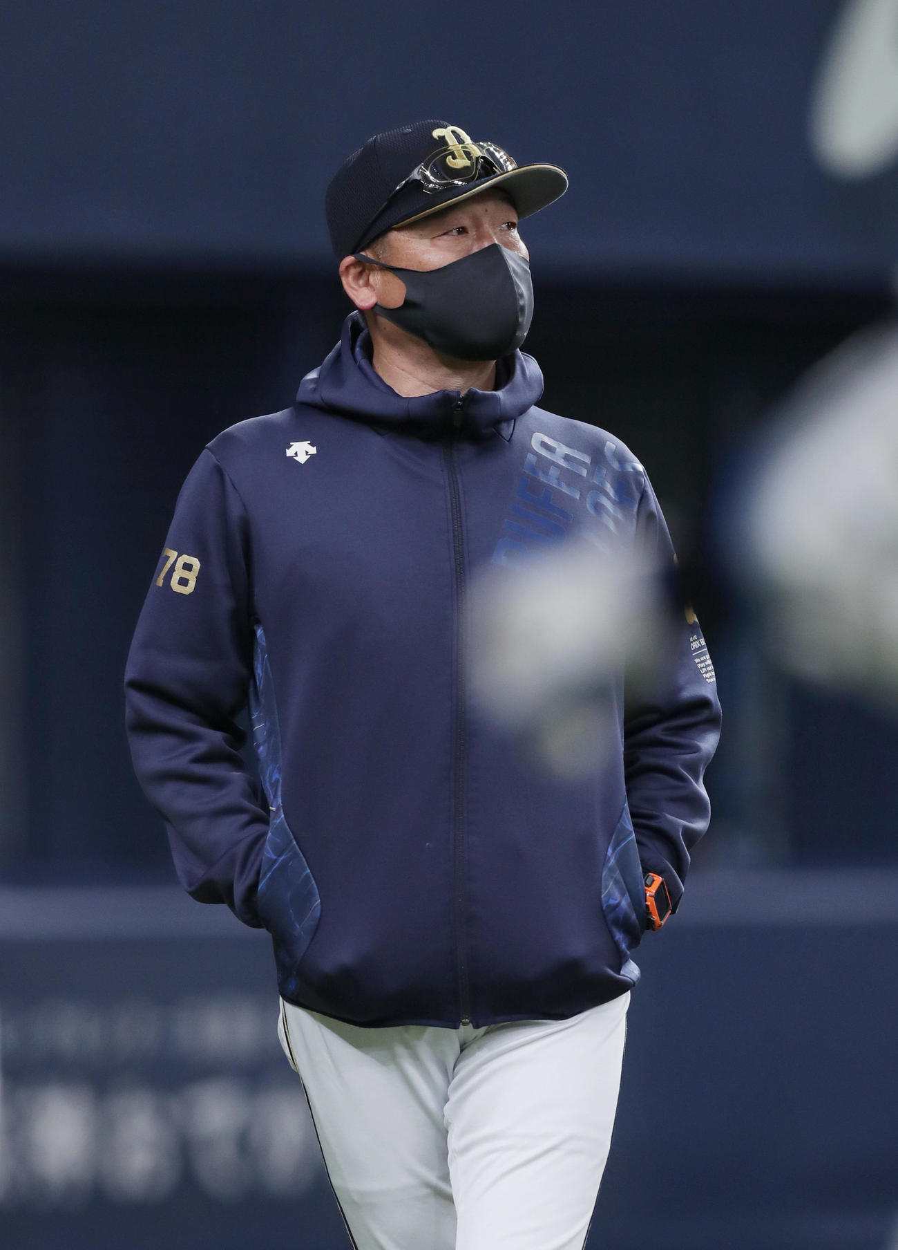 オリックス対ロッテ　7回裏、選手交代を告げベンチへ戻るオリックス中嶋監督（撮影・前田充）