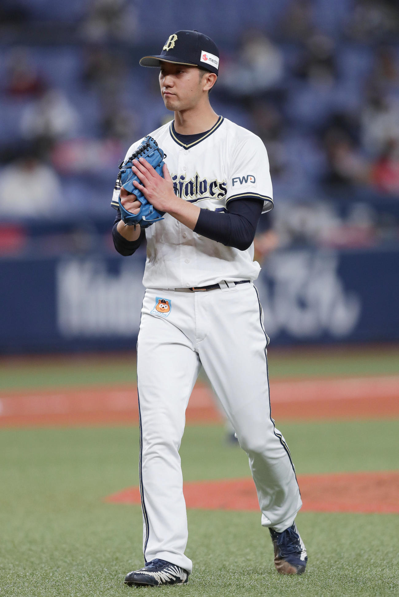 オリックス対ロッテ　4回表を投げ終えグラブをたたきながらベンチへ戻るオリックス田嶋（撮影・前田充）