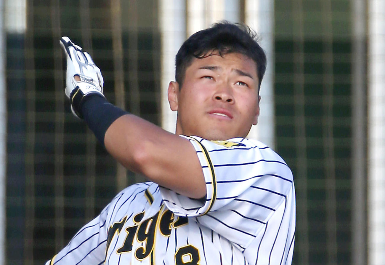 2月16日、ロングティー打撃に励む佐藤輝