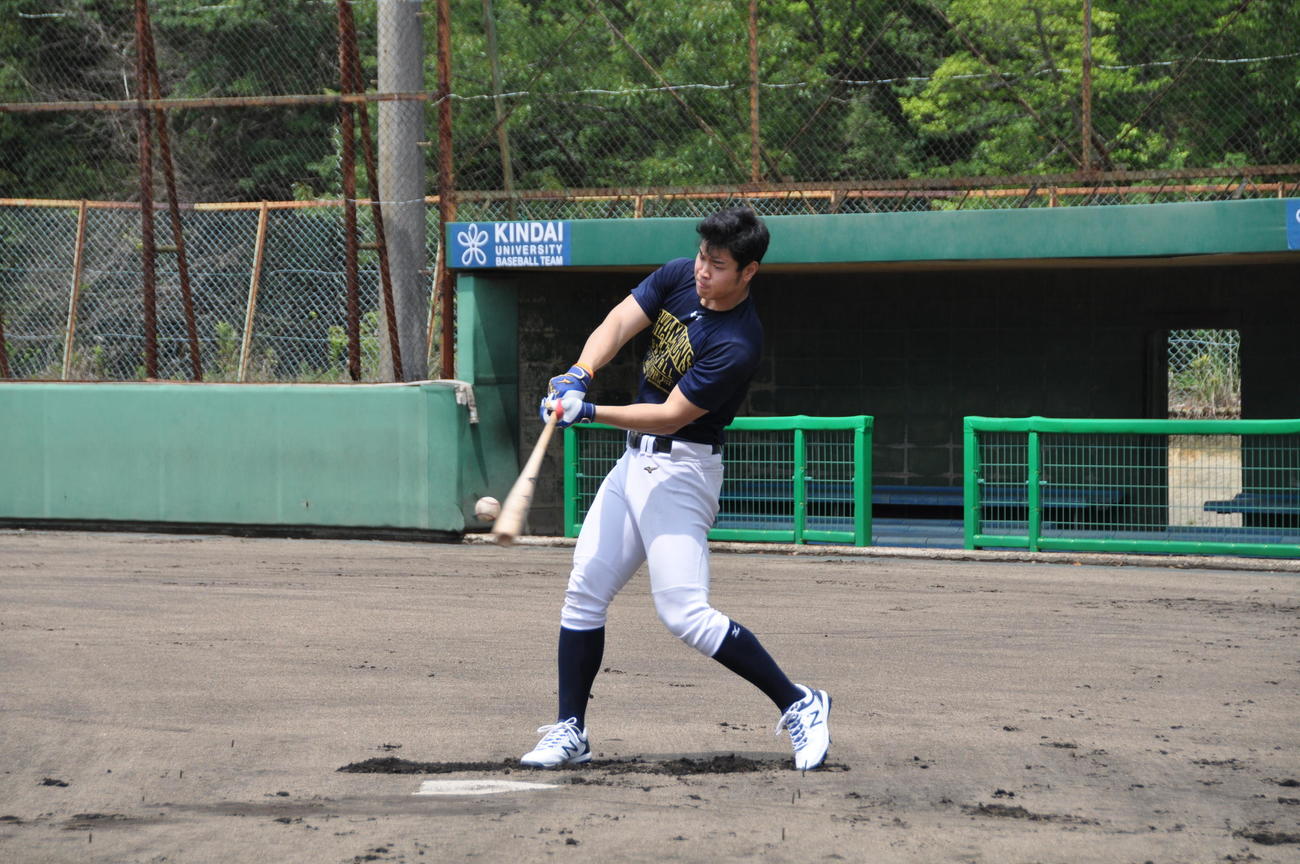 20年6月、阪神の佐藤輝は近大時代、光元コーチとロングティーを行う