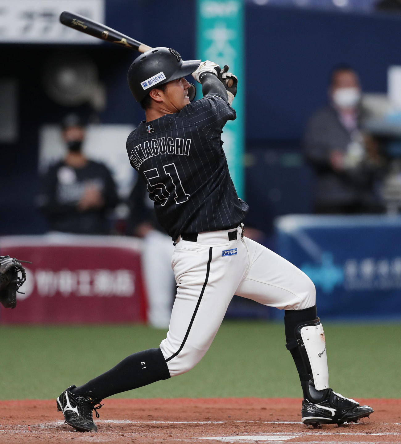 オリックス対ロッテ　7回表ロッテ無死一塁、右中間へ適時二塁打を放つ山口（撮影・前田充）
