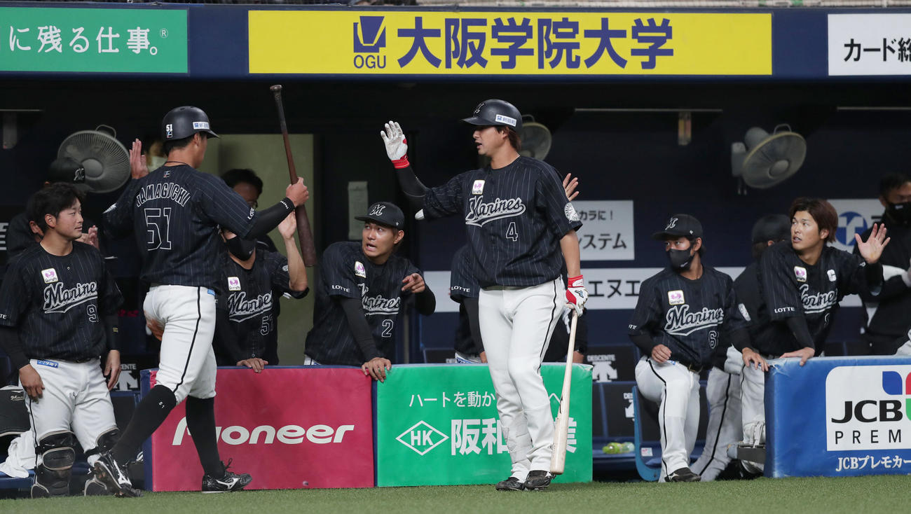 オリックス対ロッテ　4回表ロッテ2死二塁、岡の適時二塁打で生還した山口（左から2人目）を迎えるロッテナイン（撮影・前田充）