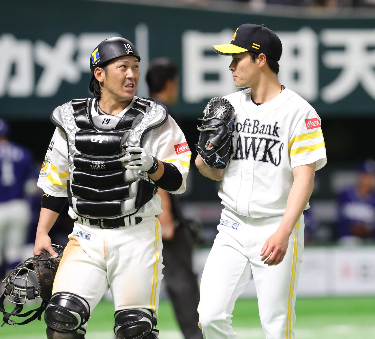ソフトバンク対中日　先発した笠谷（右）は4回を投げ無安打と好投。甲斐と話をしながらベンチに引きあげる（撮影・梅根麻紀）