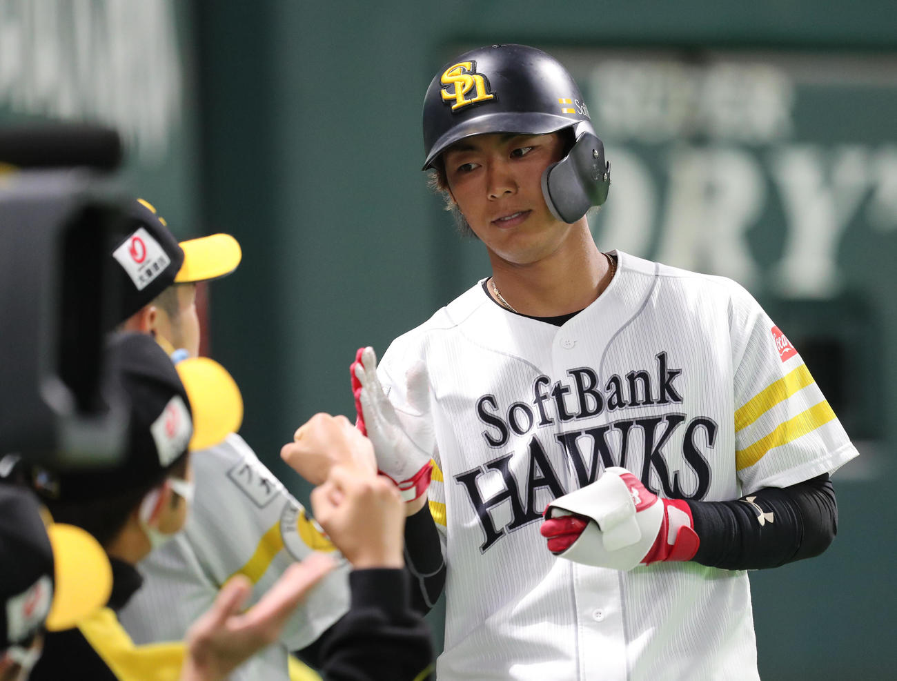 ソフトバンク対中日　2回裏ソフトバンク1死満塁、今宮は松田の二ゴロの間に生還しナインに迎えられる（撮影・梅根麻紀）