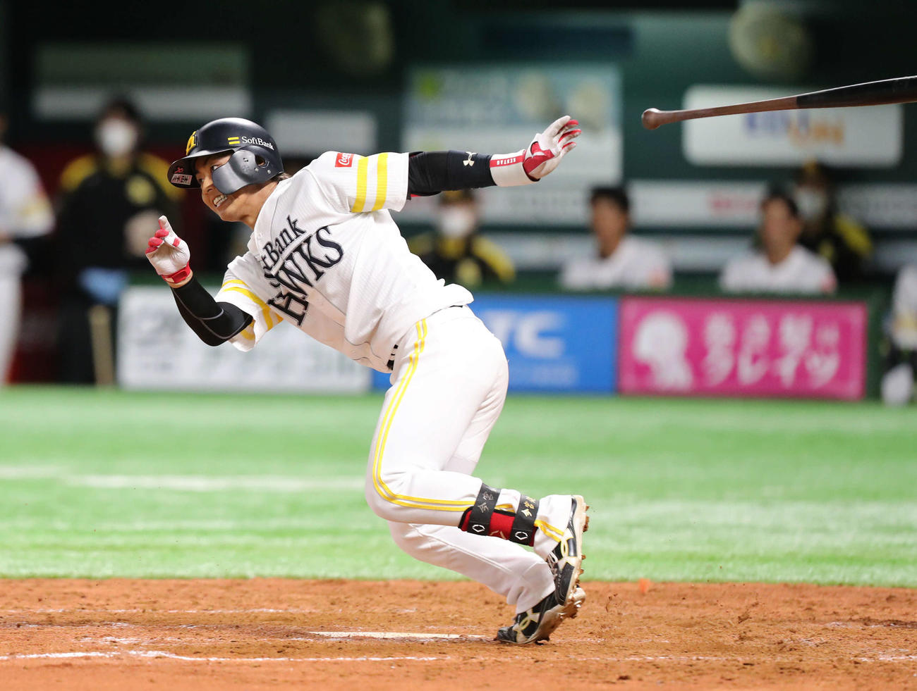 ソフトバンク対中日　3回裏ソフトバンク1死、今宮は左前打を放つ（撮影・屋方直哉）