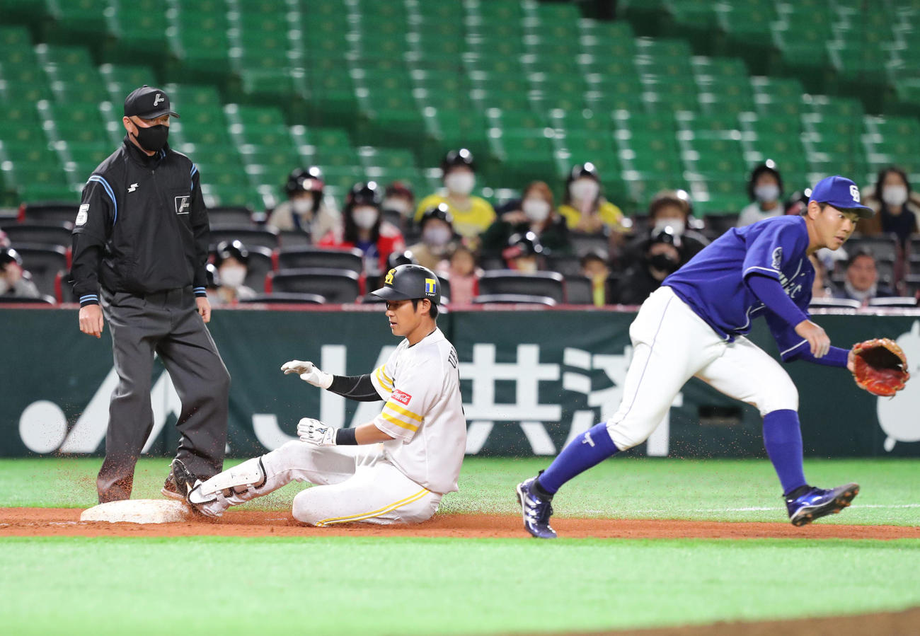 ソフトバンク対中日　3回裏ソフトバンク2死一、三塁、上林誠知は右越えに2点適時三塁打を放つ（撮影・梅根麻紀）