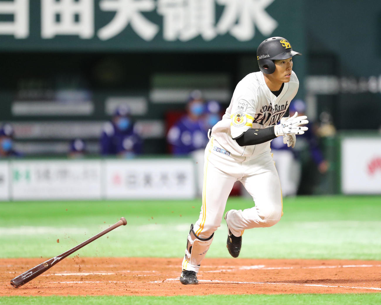 ソフトバンク対中日　2回裏ソフトバンク2死二塁、上林誠知は内野安打を放つ（撮影・梅根麻紀）