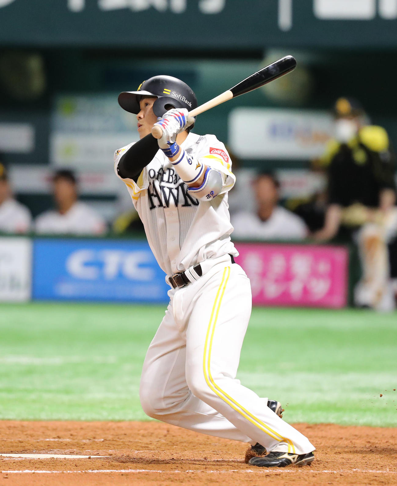 ソフトバンク対中日　8回裏ソフトバンク2死一塁　海野は左越えに2点本塁打を放つ（撮影・屋方直哉）
