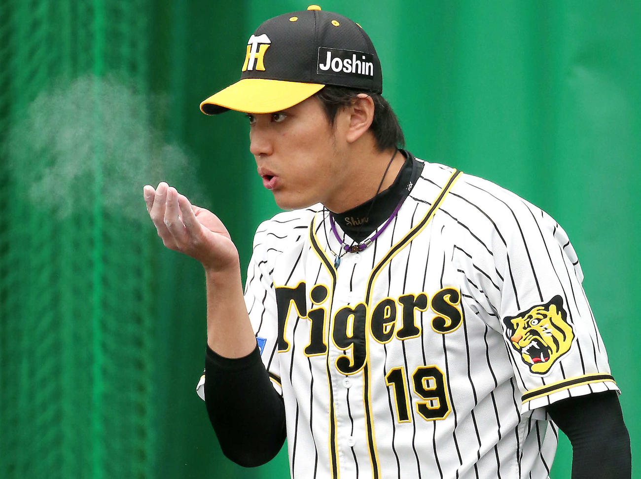 20日、ブルペンでロジンを吹き飛ばす藤浪