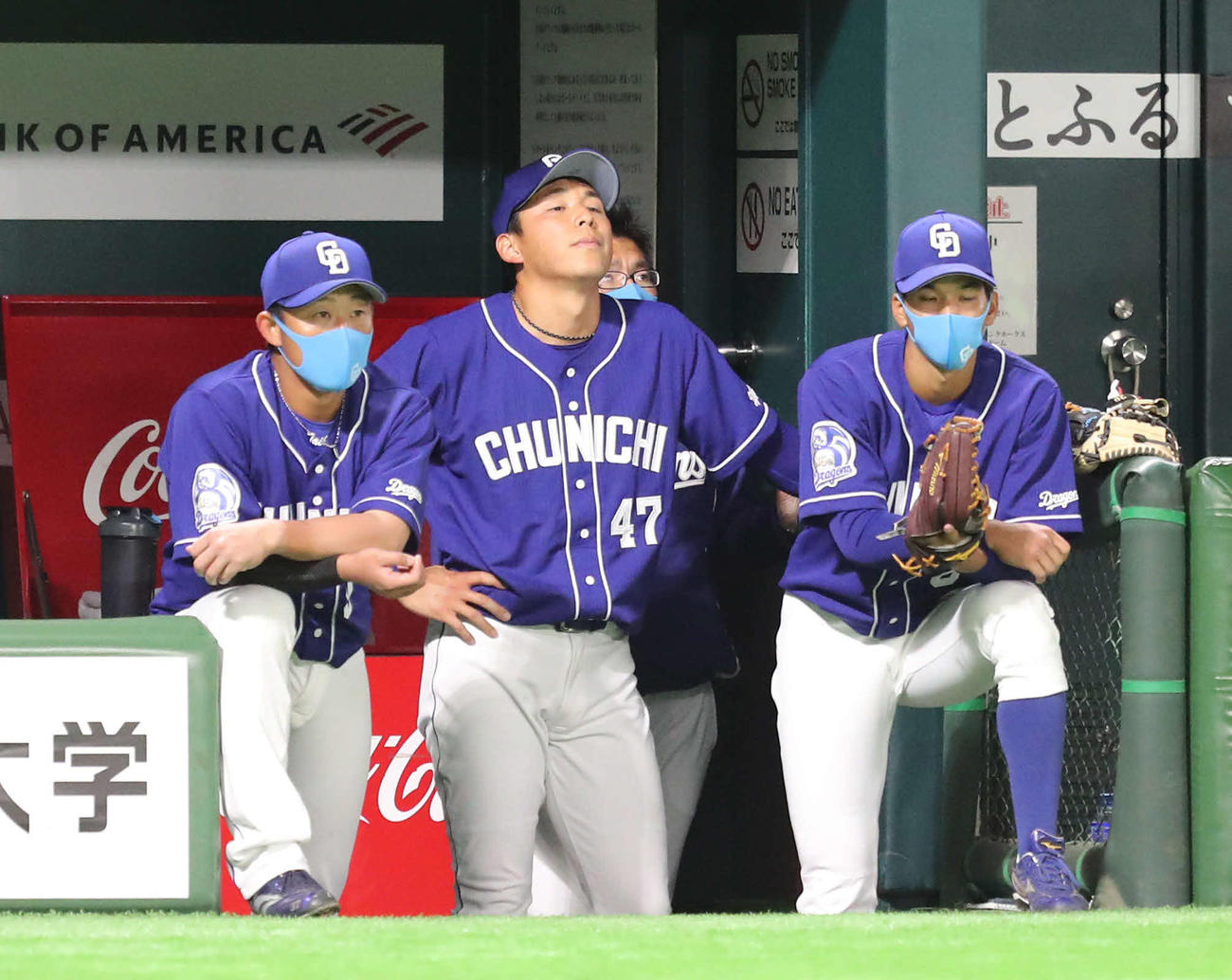 ソフトバンク対中日　先発した笠原は2回途中で降板、ベンチで切なそう（撮影・梅根麻紀）