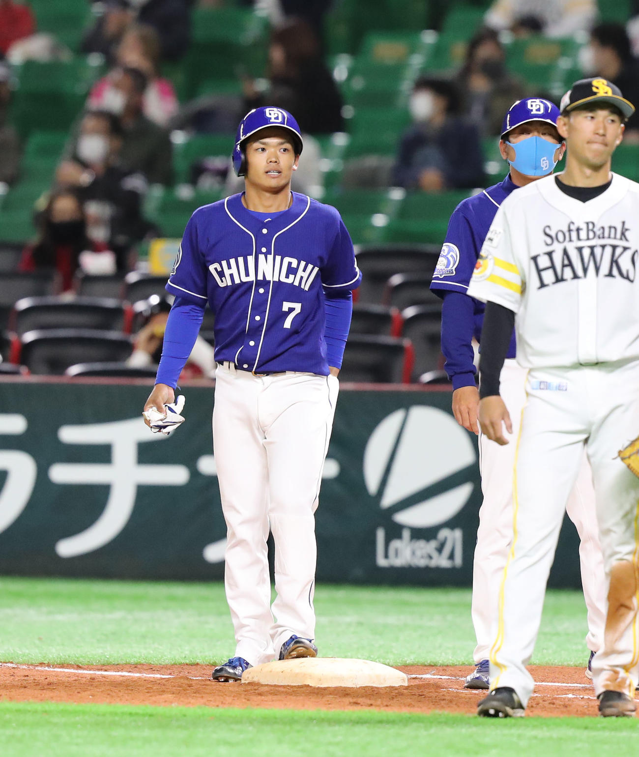 ソフトバンク対中日　8回表中日1死二、三塁　根尾昂は左前に適時打を放つ（撮影・屋方直哉）