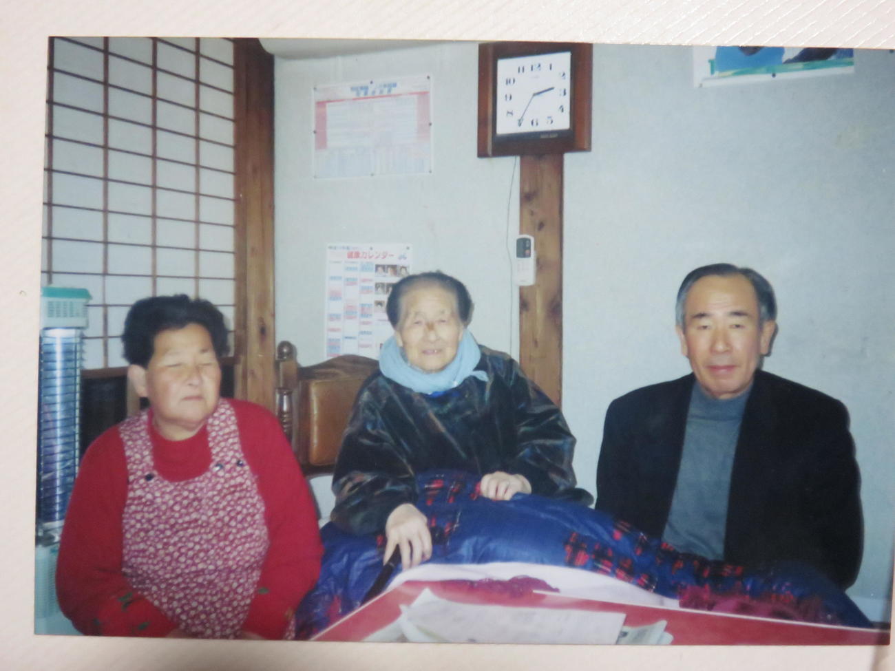 徳島の実家でくつろぐ（右から）上田利治氏、母あごさん、次女香さん