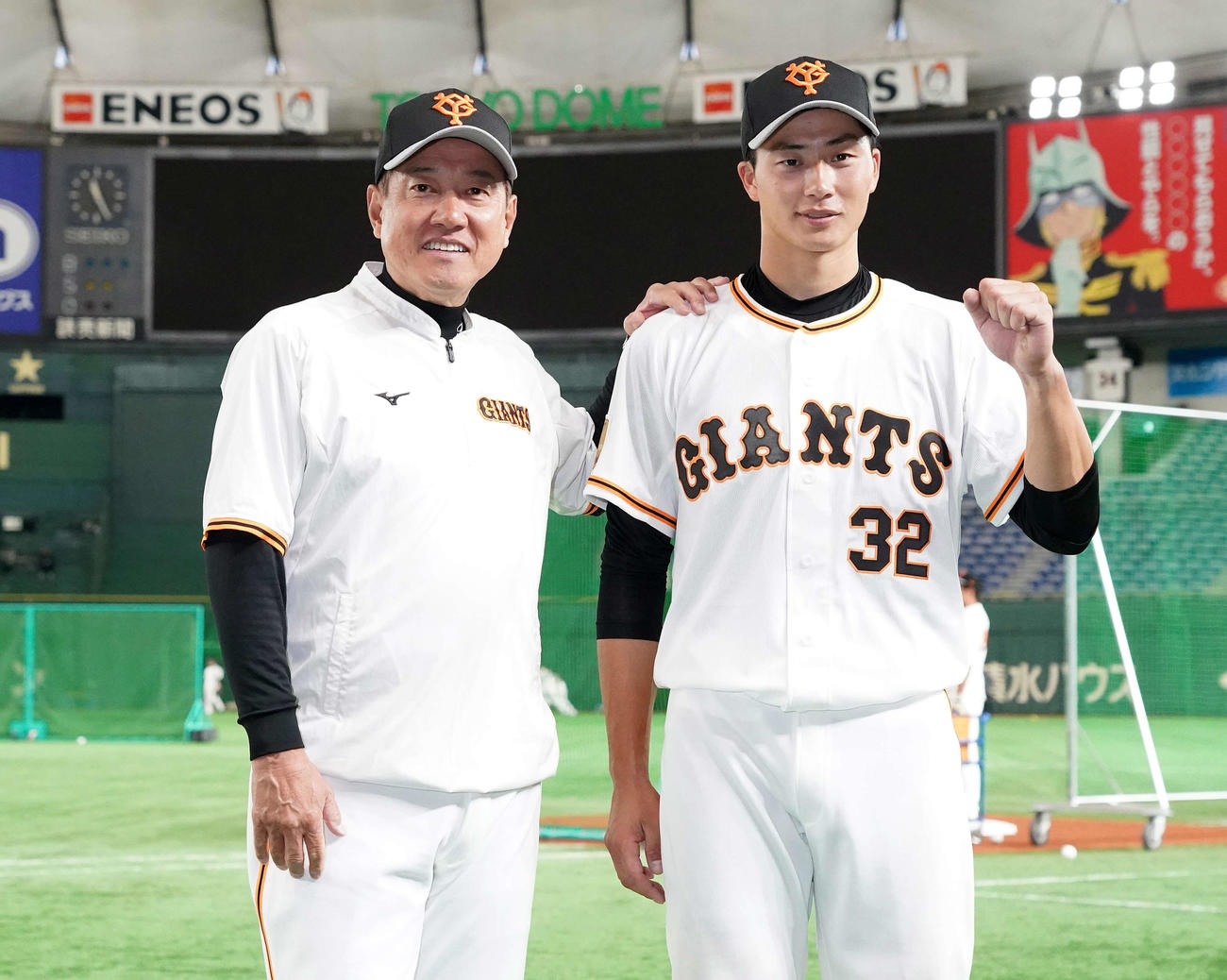 巨人対ヤクルト　試合前、巨人原監督（左）と写真に納まる広岡（撮影・江口和貴）