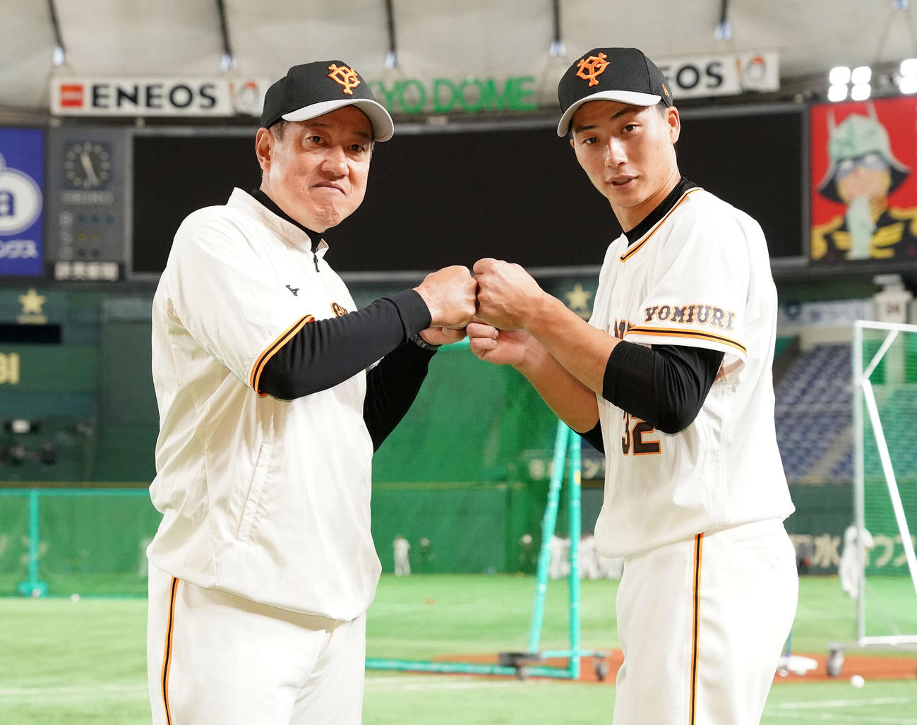 巨人対ヤクルト　試合前、巨人原監督（左）とグータッチをかわす広岡（撮影・江口和貴）