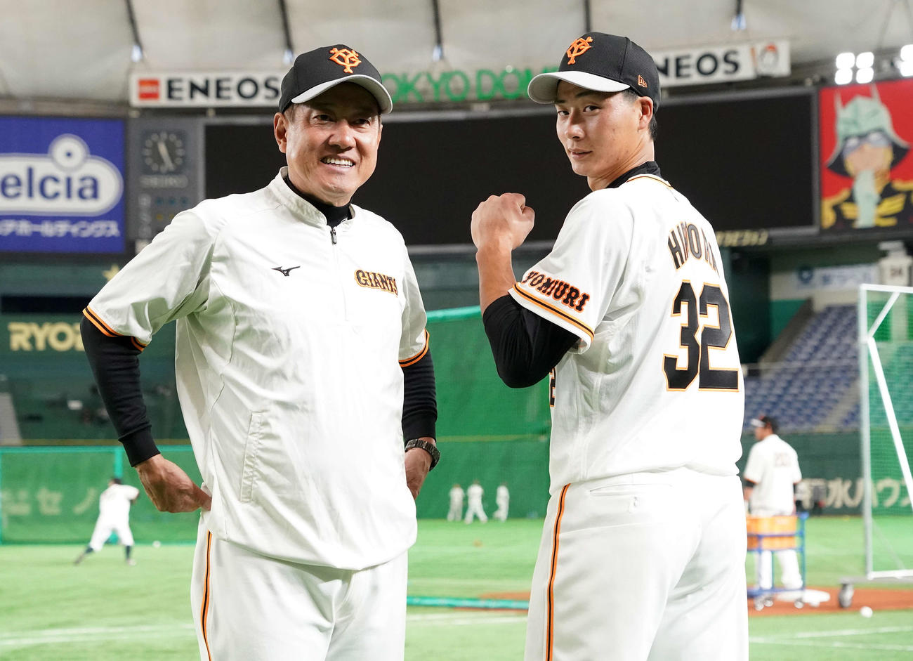 巨人対ヤクルト　試合前、巨人原監督（左）と写真に納まる広岡（撮影・江口和貴）