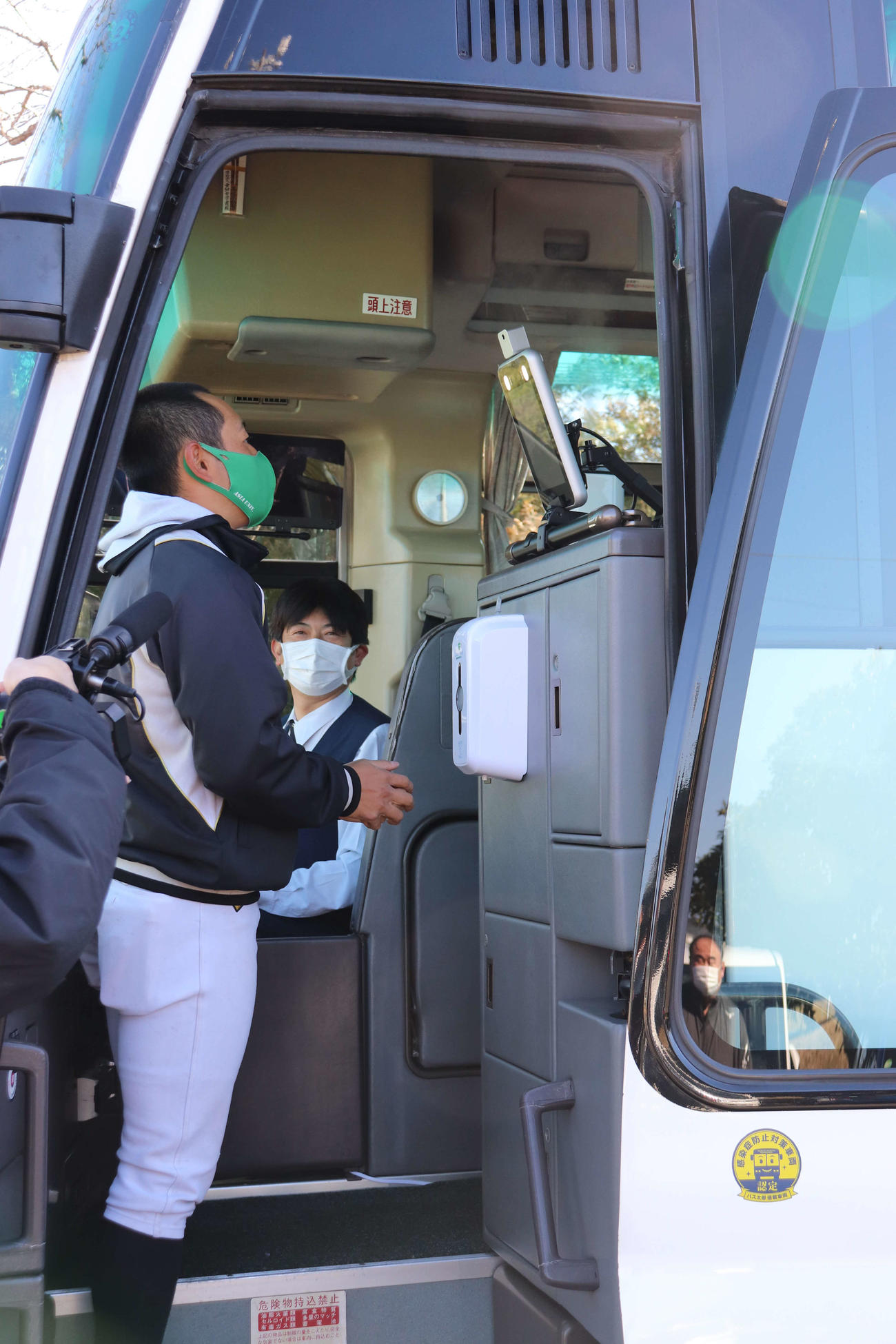 亜大　感染対策を万全にしたバスで遠征に出る選手。AI搭載のサーマルカメラで体温を計測してバスに乗り込む（撮影・保坂淑子）