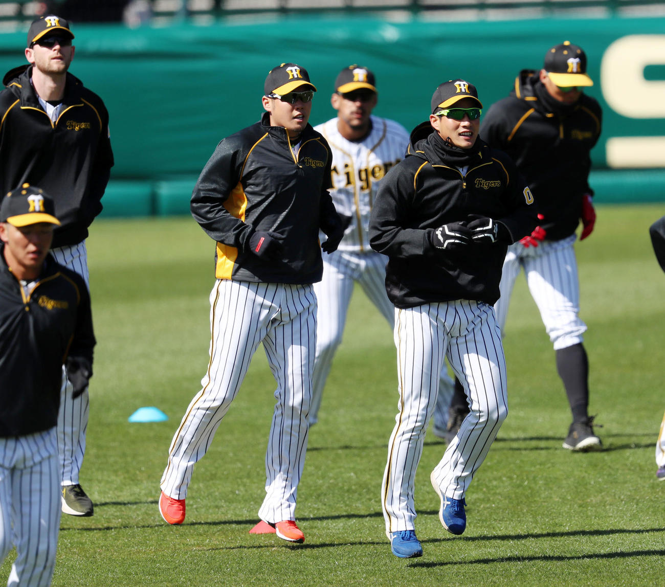 甲子園での練習に合流した阪神西勇輝、右は木浪聖也（撮影・加藤哉）