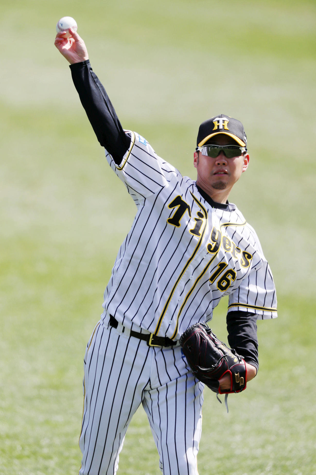 甲子園球場での練習に合流しキャッチボールする西勇輝（撮影・加藤哉）
