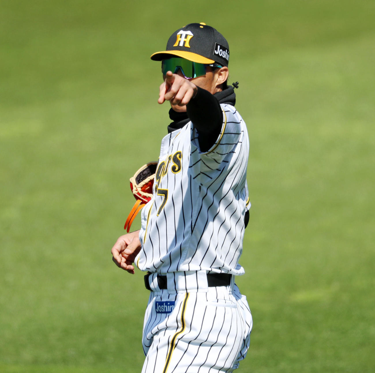 糸井は打撃練習を行った佐藤輝が放った打球の飛距離に驚いた様子で落下地点を指さす（撮影・加藤哉）