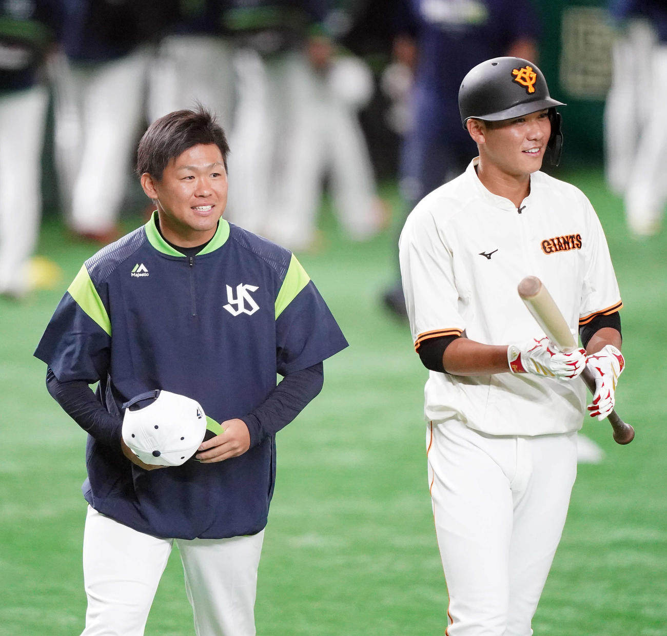 巨人対ヤクルト　試合前、あいさつに向かうヤクルト田口（左）。右は巨人坂本（撮影・江口和貴）