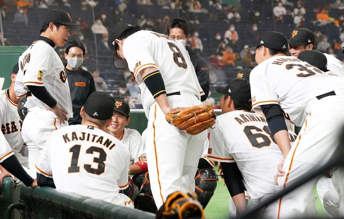 巨人対ヤクルト　試合前、円陣で声かけする巨人松原（左端）（撮影・江口和貴）