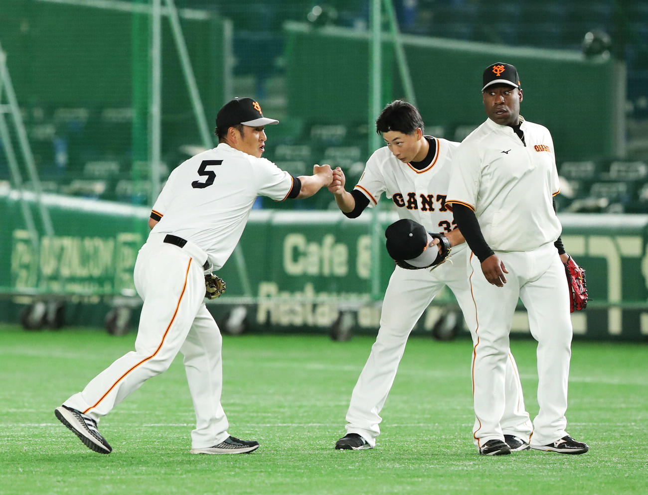 中島（左）とグータッチする広岡。右はウィーラー（撮影・河田真司）