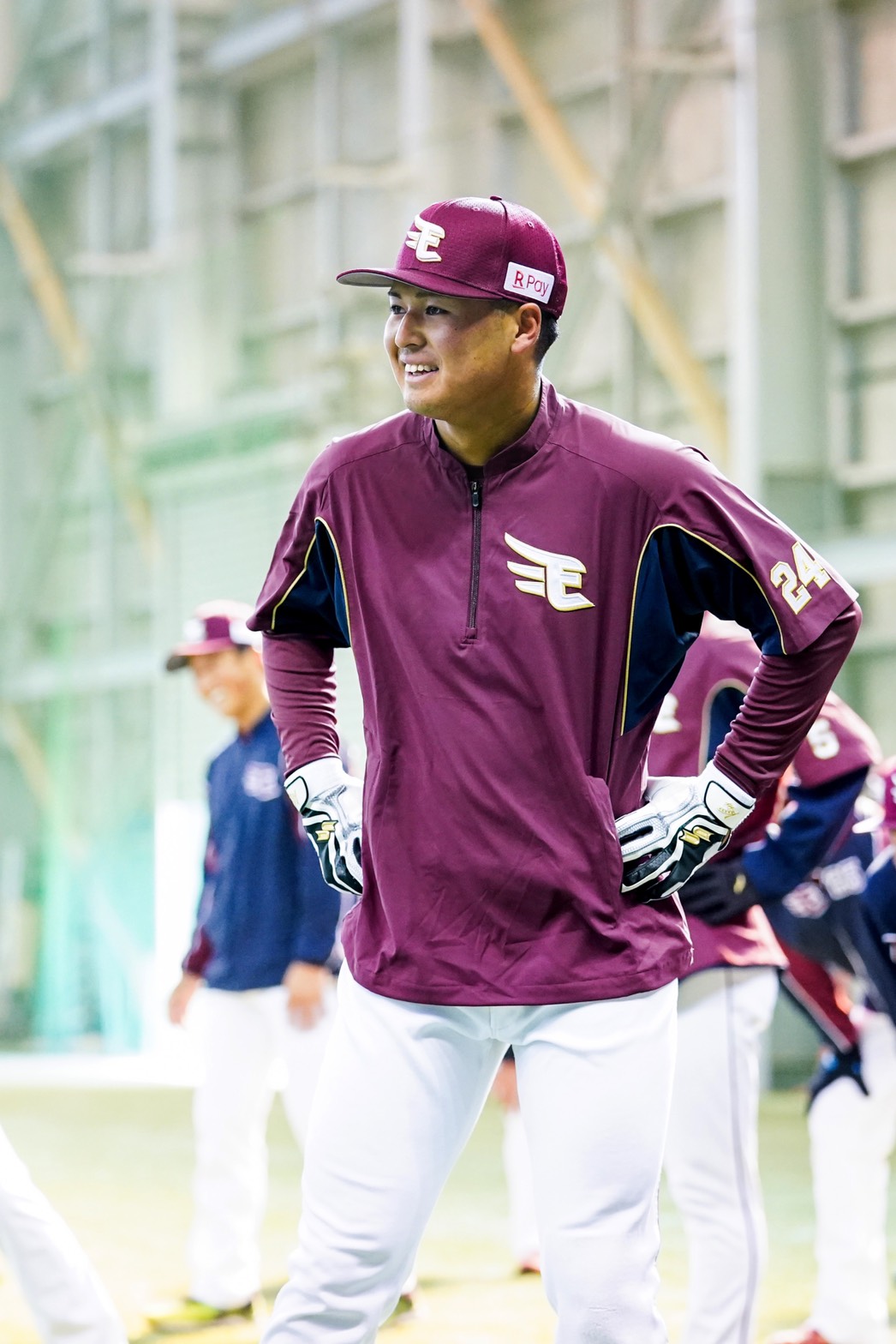 練習中、笑みがこぼれる楽天黒川（楽天野球団提供）