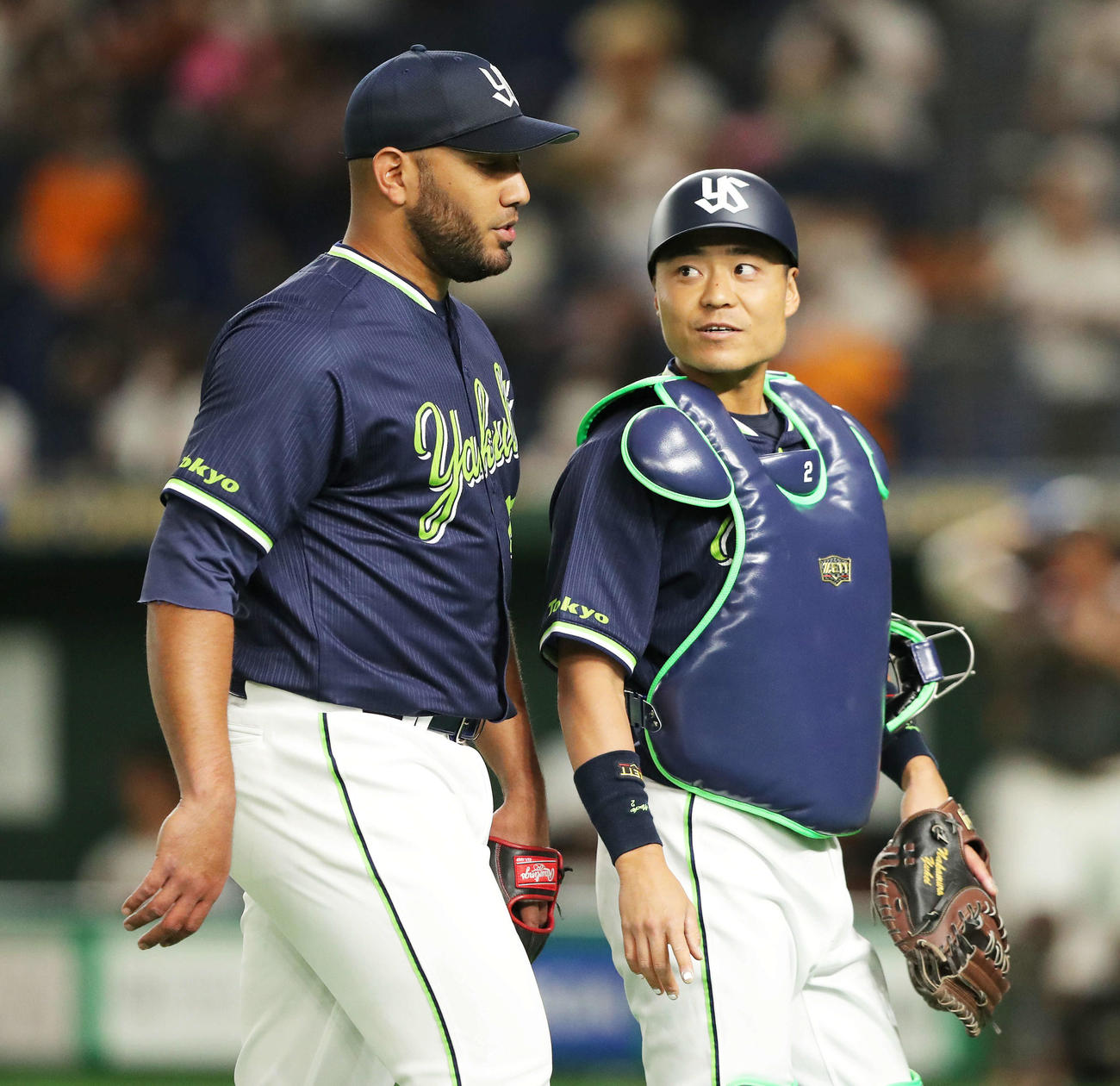 巨人対ヤクルト　1回裏巨人の攻撃を抑え、中村（右）と言葉を交わすスアレス（撮影・河田真司）