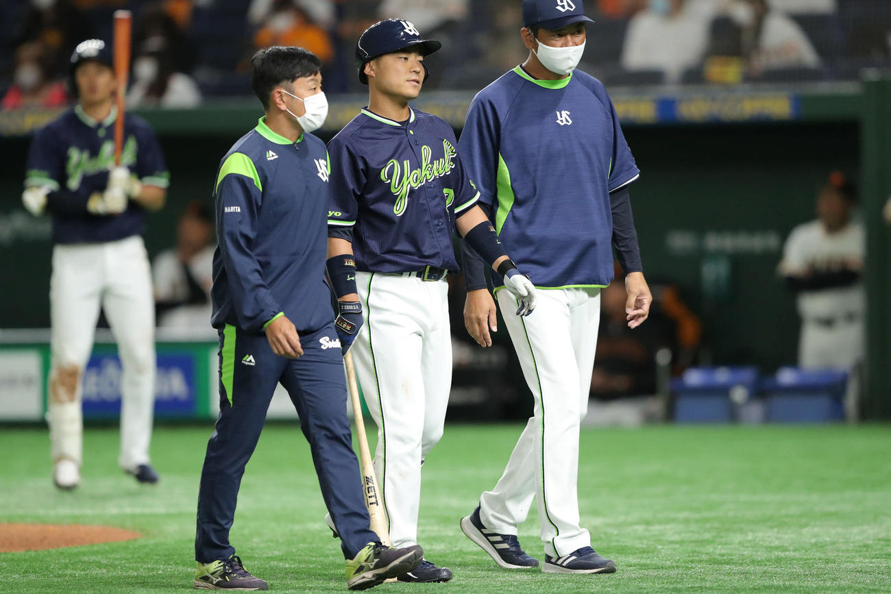 巨人対ヤクルト　7回表ヤクルト2死、戸根から死球を受け、治療に向かう中村（中央）（撮影・河田真司）