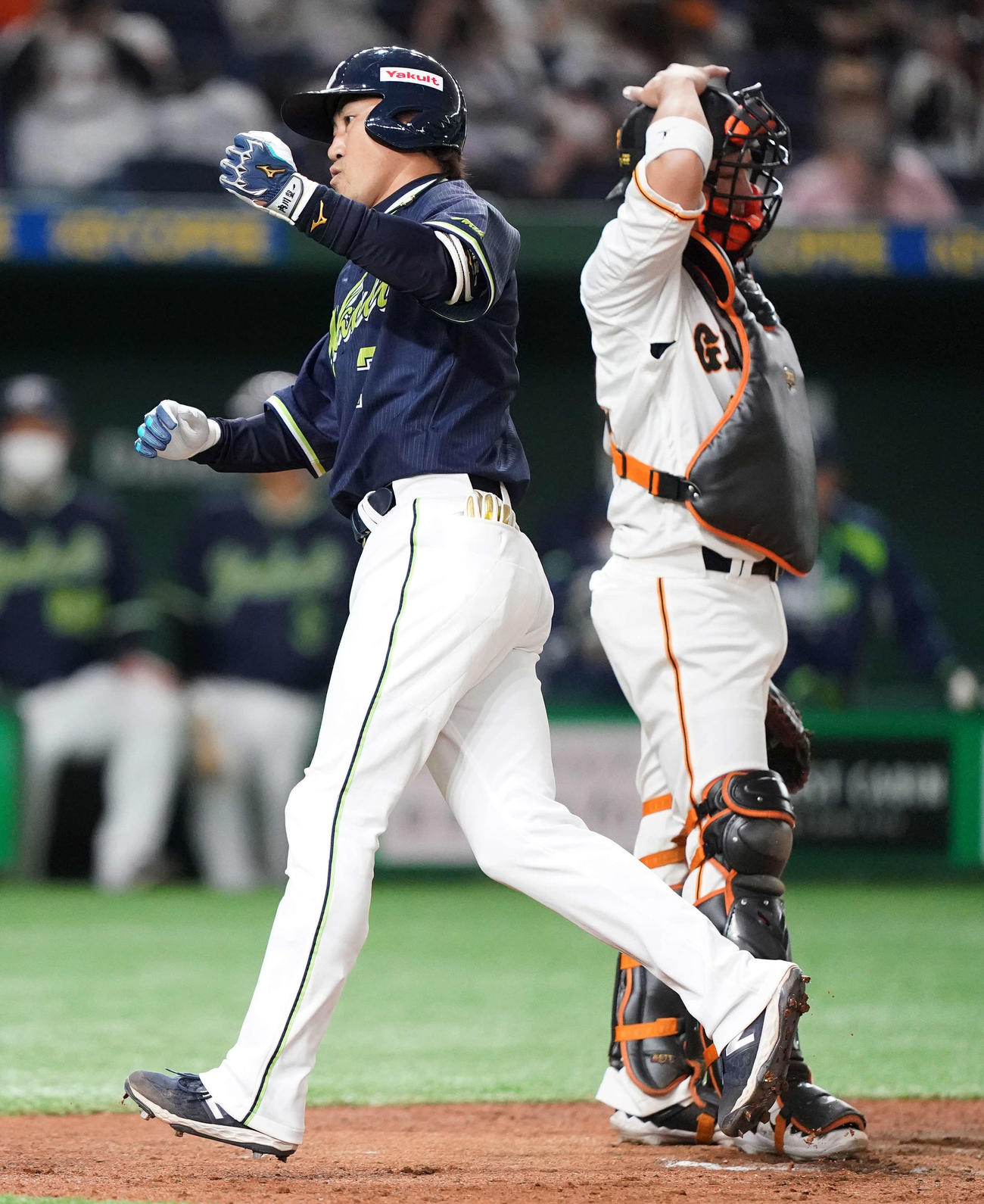 巨人対ヤクルト　5回表ヤクルト無死、先制ソロ本塁打を放ち生還する内川（左）。右は捕手小林（撮影・江口和貴）