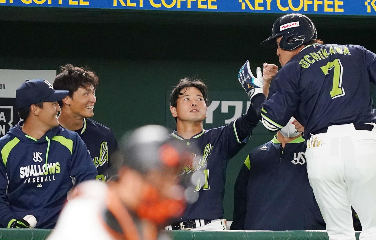 巨人対ヤクルト　5回表ヤクルト無死、先制ソロ本塁打を放ち山崎（中央）とアゴタッチする内川（撮影・江口和貴）