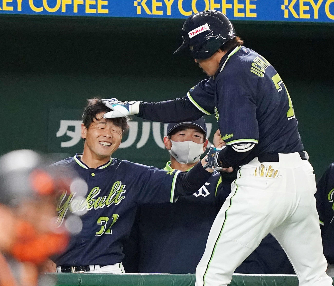 巨人対ヤクルト　5回表ヤクルト無死、先制ソロ本塁打を放った内川（右）をアゴタッチで迎えた山崎は頭をはたかれる（撮影・江口和貴）
