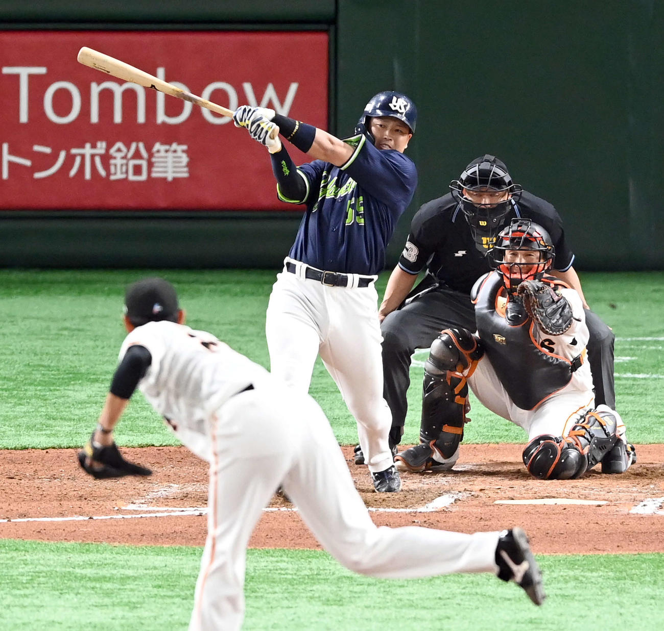 巨人対ヤクルト　6回表ヤクルト1死一、二塁、右前に適時打を放つ村上。投手井納（撮影・たえ見朱実）