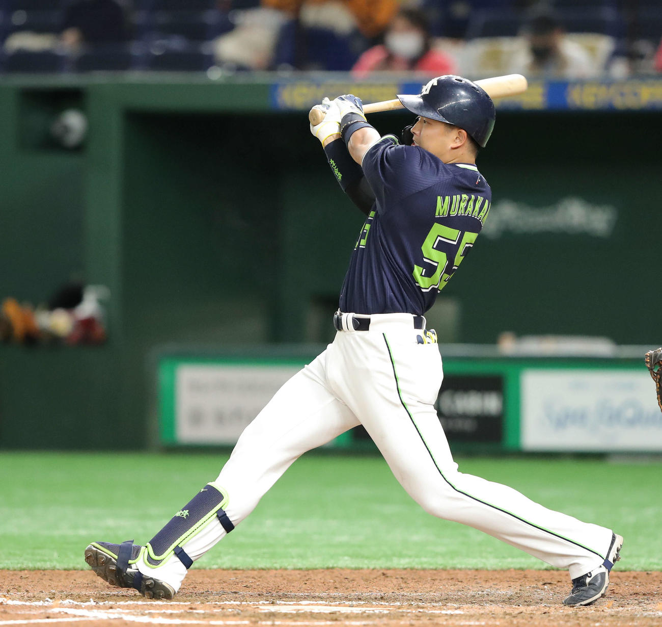 巨人対ヤクルト　6回表ヤクルト1死一、二塁、勝ち越しの右前適時打を放つ村上（撮影・河田真司）