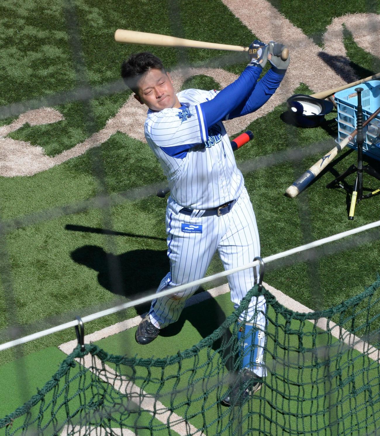 ティー打撃を行うDeNAドラフト2位の牧（撮影・鈴木正章）