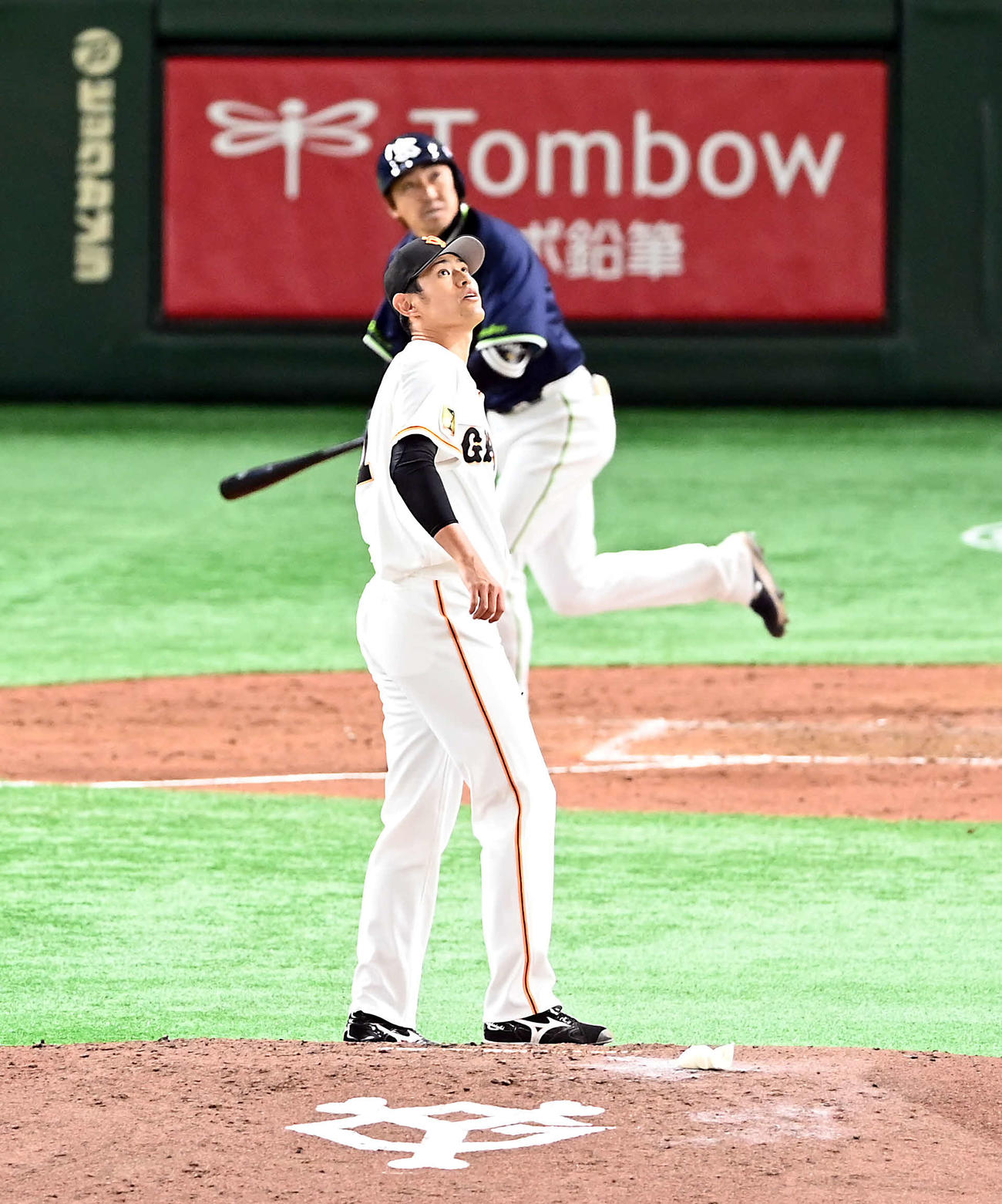 巨人対ヤクルト　5回表ヤクルト無死、内川に先制のソロ本塁打を浴びる井納（撮影・たえ見朱実）