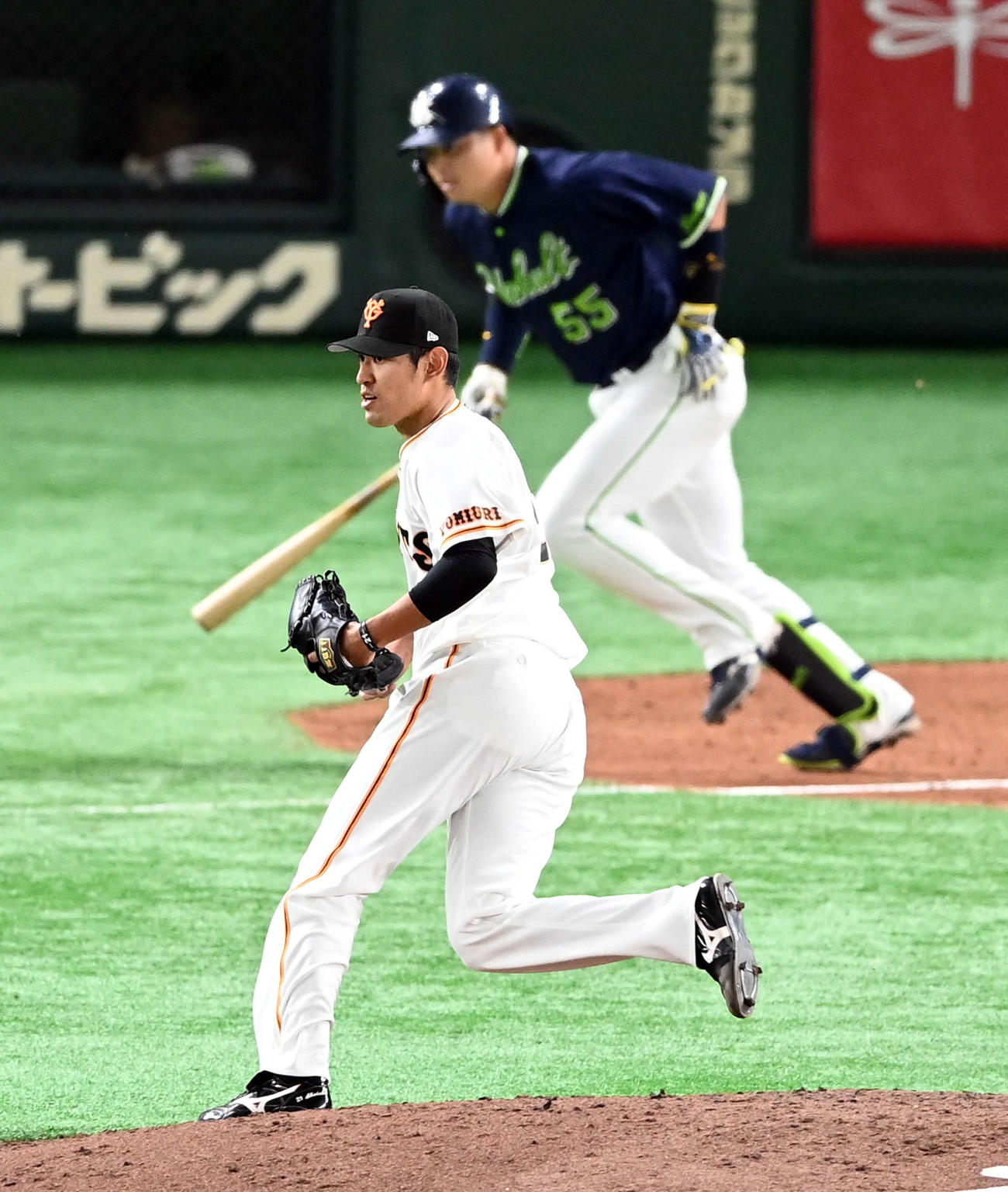 巨人対ヤクルト　6回表ヤクルト1死一、二塁、村上に勝ち越しの適時打を許す井納（撮影・たえ見朱実）