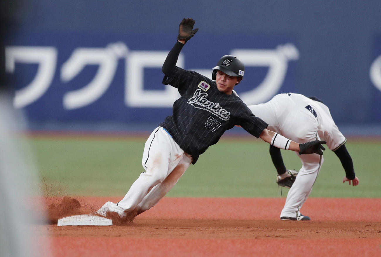 オリックス対ロッテ　9回表ロッテ無死一塁、二盗を決める小川（撮影・前田充）