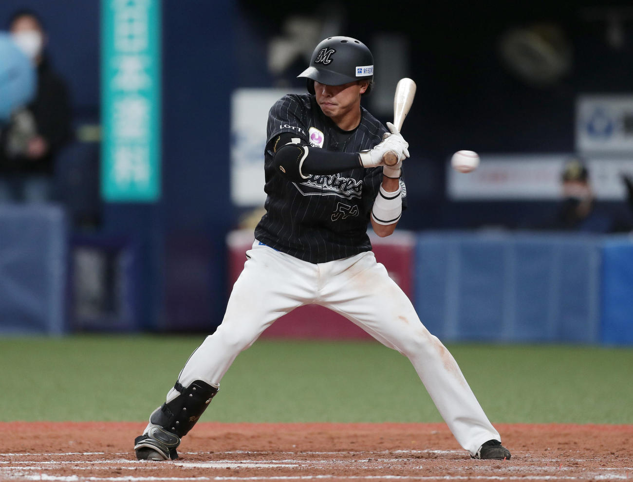 オリックス対ロッテ　9回表ロッテ無死、四球を選ぶ小川（撮影・前田充）