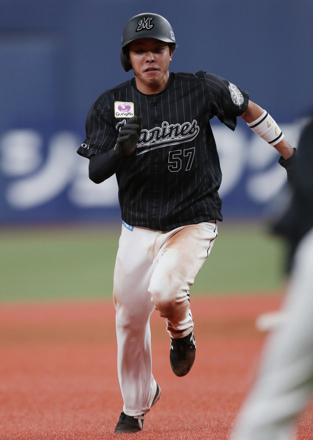 オリックス対ロッテ　9回表ロッテ無死二塁、福田光の右飛でタッチアップで三塁へ進む小川（撮影・前田充）