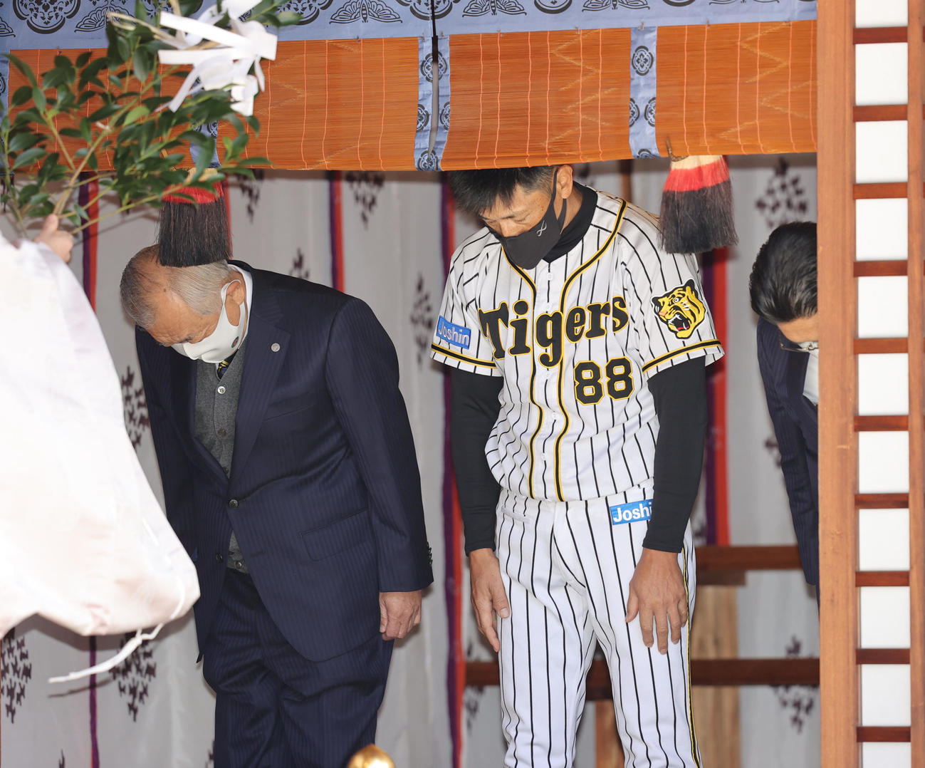 神社参拝でお祓いを受ける藤原崇起オーナー兼社長（左）と矢野燿大監督（代表撮影）