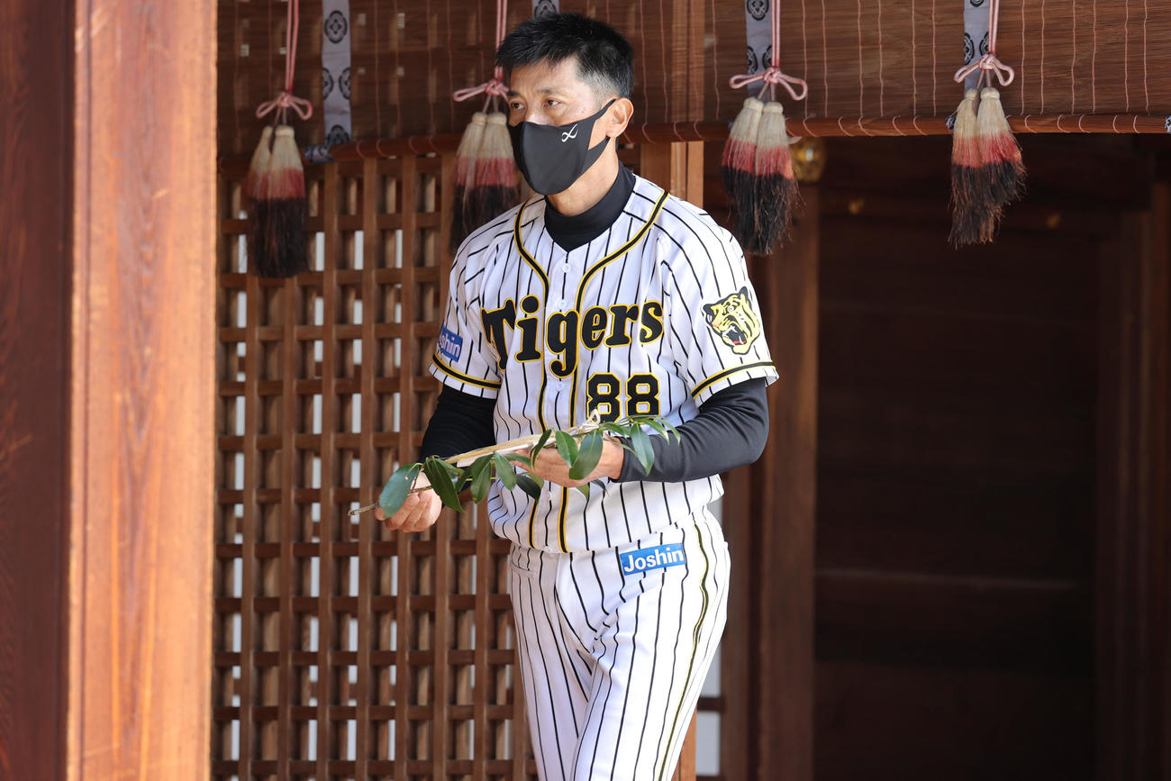 神社参拝で玉串を奉納する矢野燿大監督（代表撮影）