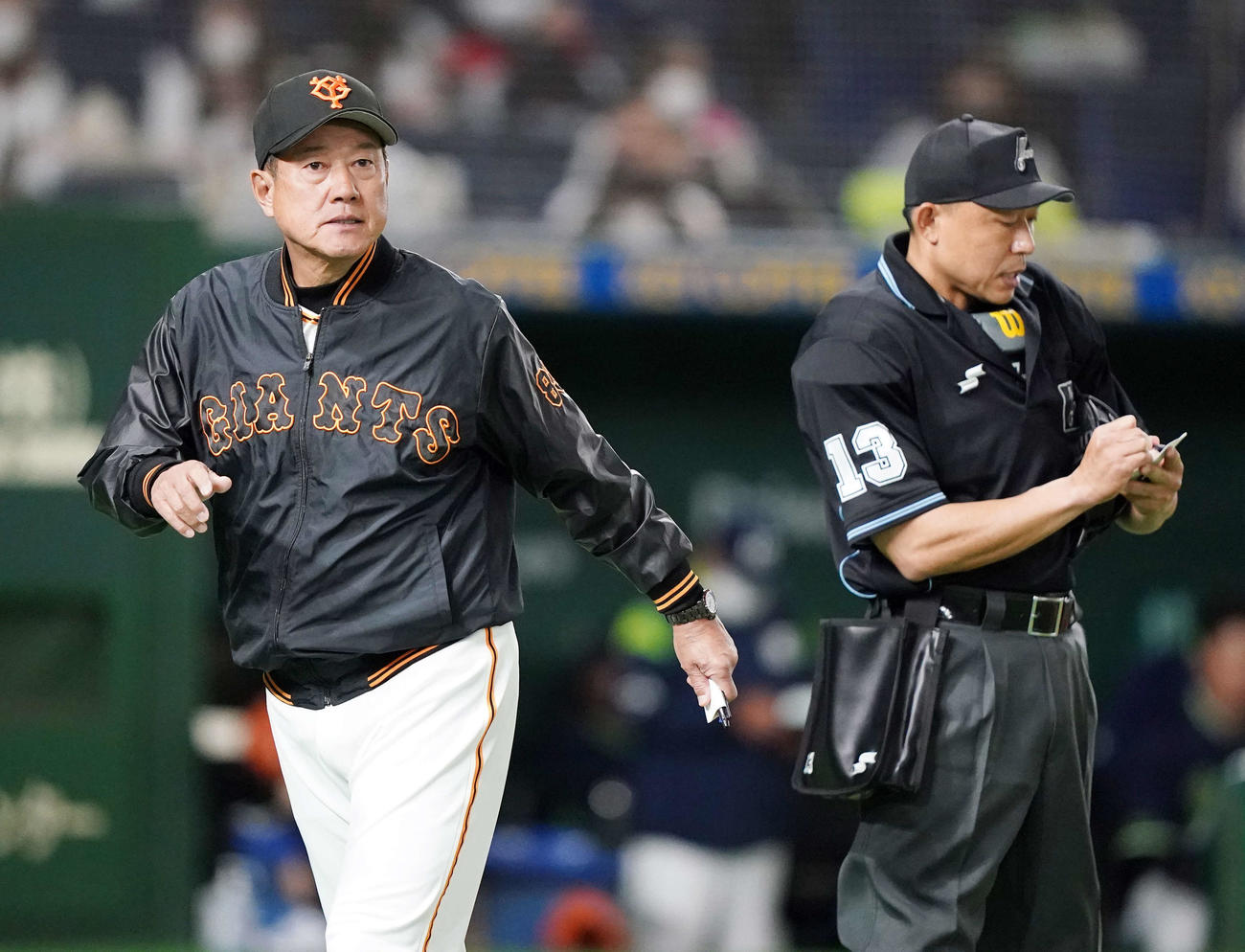 巨人対ヤクルト　7回表開始前、選手交代を告げベンチに引き揚げる巨人原監督（左）（撮影・江口和貴）